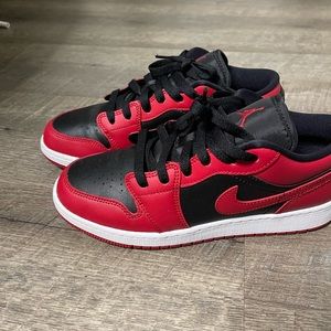 Air Jordan 1 low “reverse bred” size 7 in women 5.5 in kids